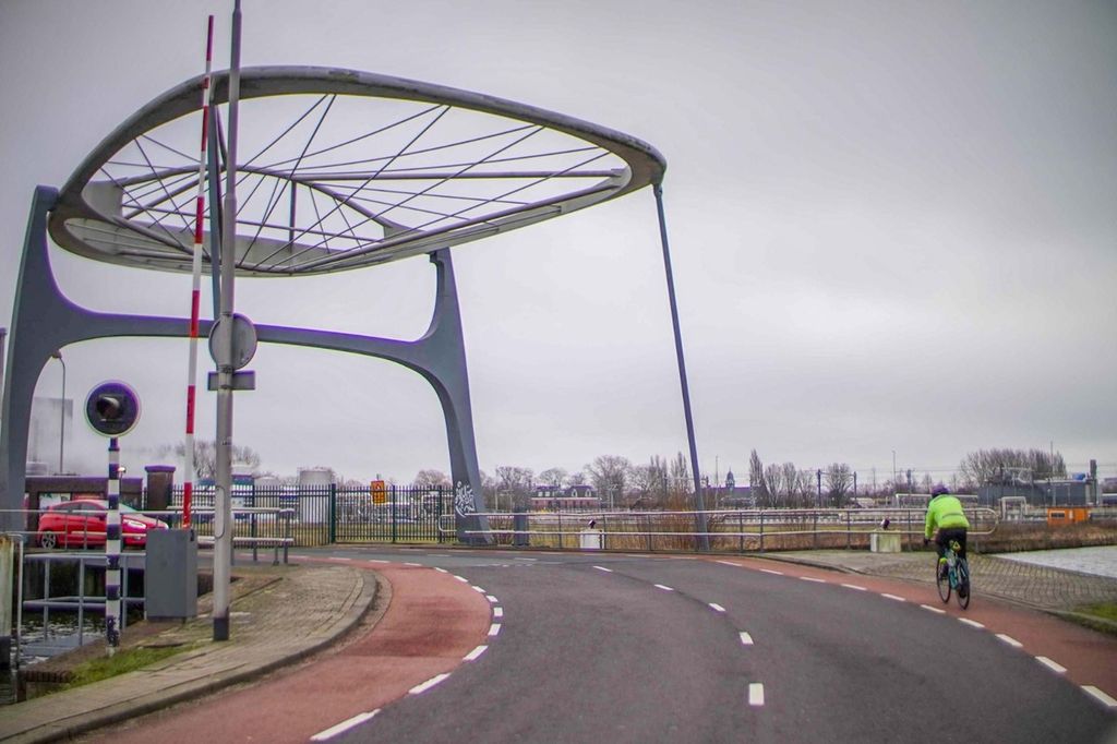 Hampir setiap jembatan kanal dari Amsterdam hingga Den Haag memiliki jembatan yang bisa terbuka untuk lalu lintas perahu dan kapal di kanal.