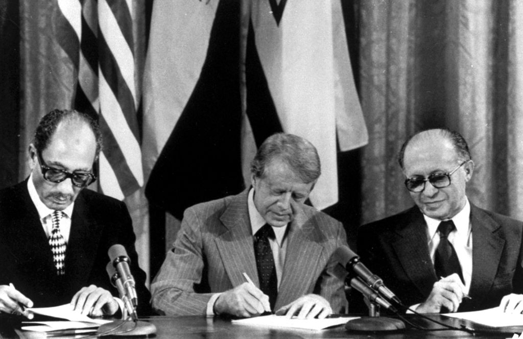 Presiden Mesir Anwar Sadat (kiri), Presiden Amerika Serikat Jimmy Carter, dan Perdana Menteri Israel Menachem Begin meneken Perjanjian Camp David di AS pada September 1978.