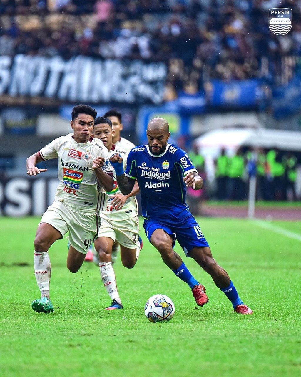 Pemain Persib Bandung, David Da Silva (kanan) berusaha melewati pemain Persija Jakarta, Muhammad Ferarri dalam laga pekan ke-11 BRI Liga 1 di Stadion Gelora Bandung Lautan Api, Bandung, Jawa Barat, Rabu (11/1/2022). Persib mengalahkan Persija, 1-0.