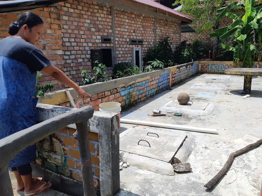 Pada Selasa (9/8/2022), keluarga menunjukkan lokasi penemuan Kl, gadis cilik berusia 4 tahun, yang tewas akibat kekerasan fisik dan seksual. Korban ditemukan dalam kolam pembuangan septik pada 25 Juli 2022 di Kelurahan Rawasari, Alam Barajo, Kota Jambi.