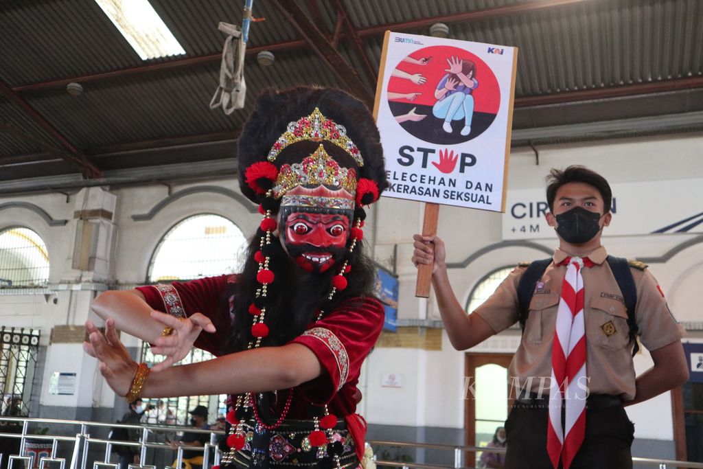 Ilustrasi: Diva Ramadhona (20) menari topeng klana saat kampanye stop pelecehan seksual dan kekerasan seksual di salah satu stasiun kereta api di Cirebon, Jawa Barat.