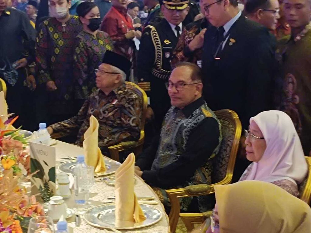 Wakil Presiden Ma'ruf Amin, Selasa (27/11/2023), bersama PM Malaysia Anwar Ibrahim sebelum berpidato di Global Muslim Business Forum 2023 di Borneo Convention Centre, Kuching, Sarawak, Malaysia. 