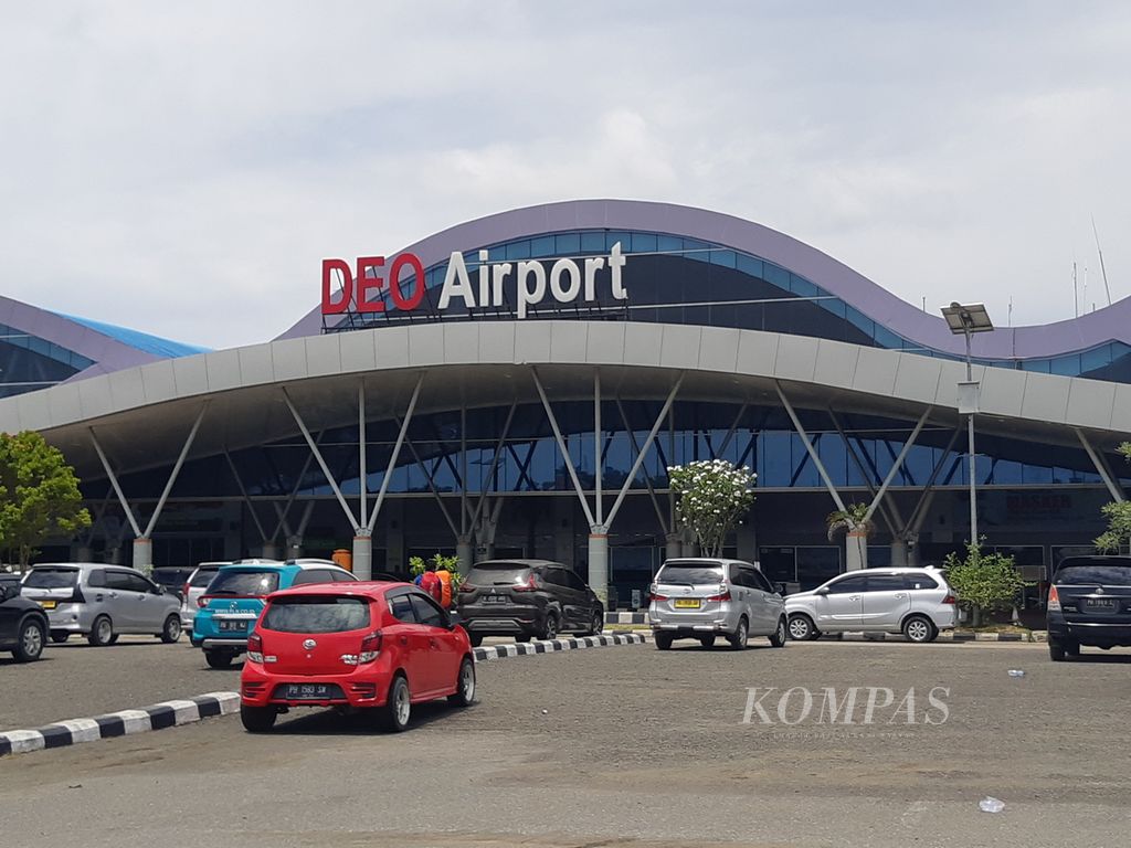 Suasana di Bandara Domine Eduard Osok di Kota Sorong, Papua Barat Daya, Sabtu (15/4/2023).