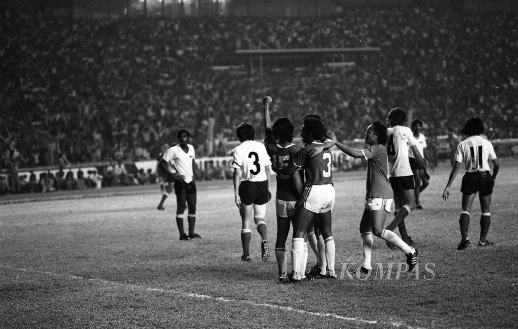 Penyerang Indonesia, Risdianto (kedua dari kanan), mengepalkan tangan di udara dalam selebrasi ketika mencetak gol ke gawang Malaysia pada laga Pra-Olimpiade 1976, 24 Februari 1976, di Stadion Utama Senayan, Jakarta. Indonesia unggul 2-1 dan lolos ke babak final.