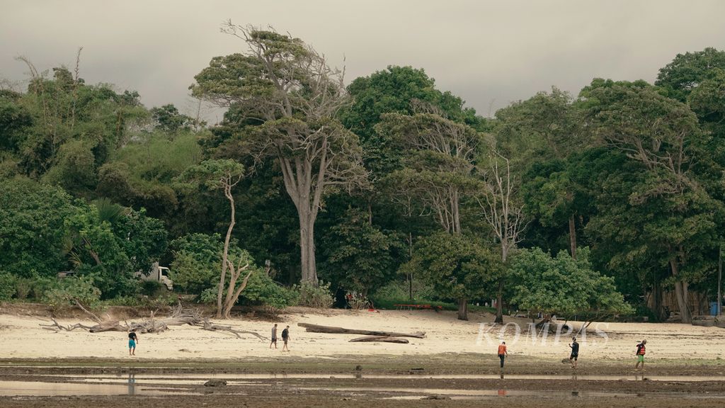 Pengunjung mengelilingi bibir Pantai Plengkung G-Land, Taman Nasional Alas Purwo, Banyuwangi, Jawa Timur, Kamis (26/5/2022).