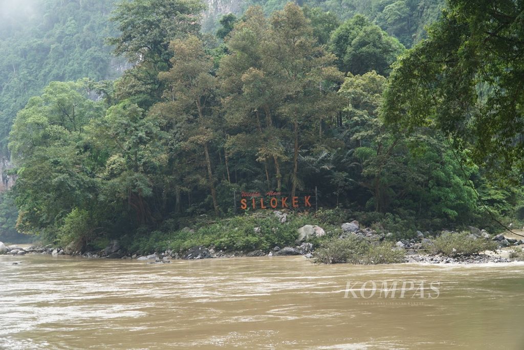 Sungai Batang Kuantan dalam kawasan Taman Bumi Nasional Silokek, Kabupaten Sijunjung, Sumatera Barat, Jumat (29/11/2019).