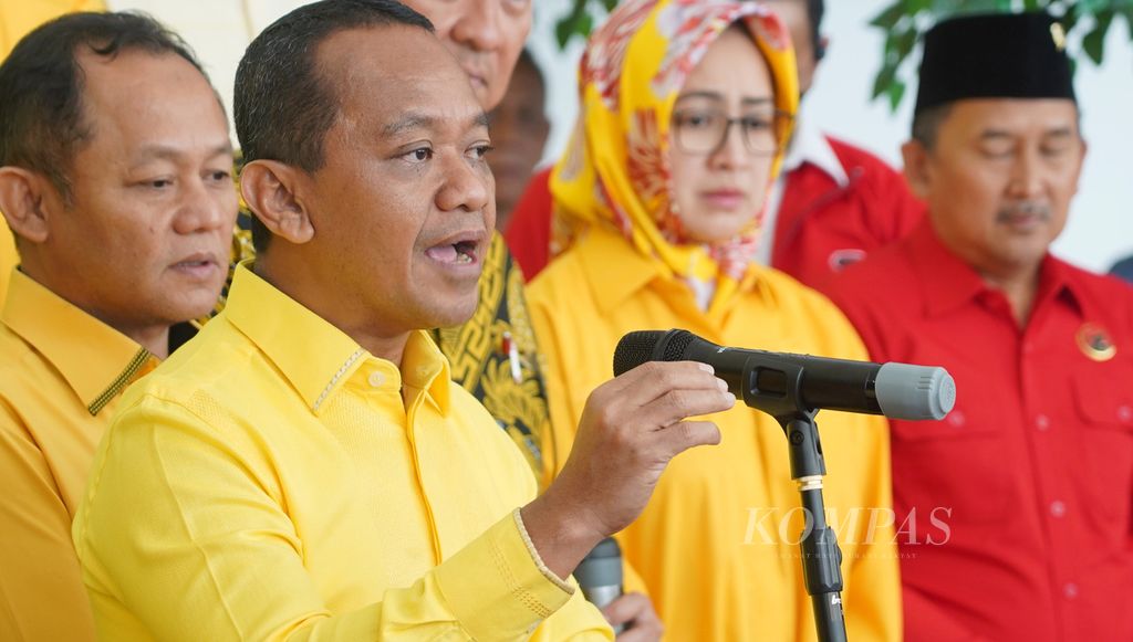 Ketua Umum Partai Golkar Bahlil Lahadalia saat berpidato sebelum menyerahkan surat rekomendasi dukungan kepada pasangan bakal calon Pilkada Banten 2024, Airin Rachmi Diany dan Ade Sumardi, di Kantor DPP Partai Golkar, Jakarta, Selasa (27/8/2024).