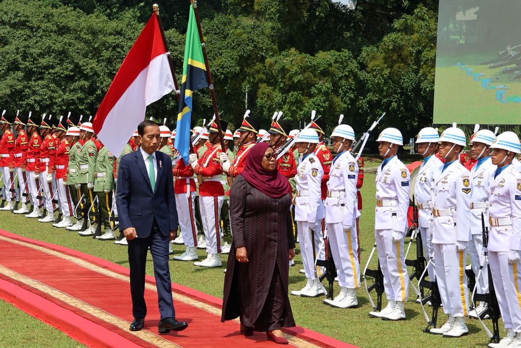 Presiden Joko Widodo dan Presiden Tanzania Samia Suluhu Hassan menginspeksi pasukan dalam upacara kenegaraan untuk menyambut kunjungan Presiden Samia di Istana Kepresidenan Bogor, Kamis (25/1/2024).