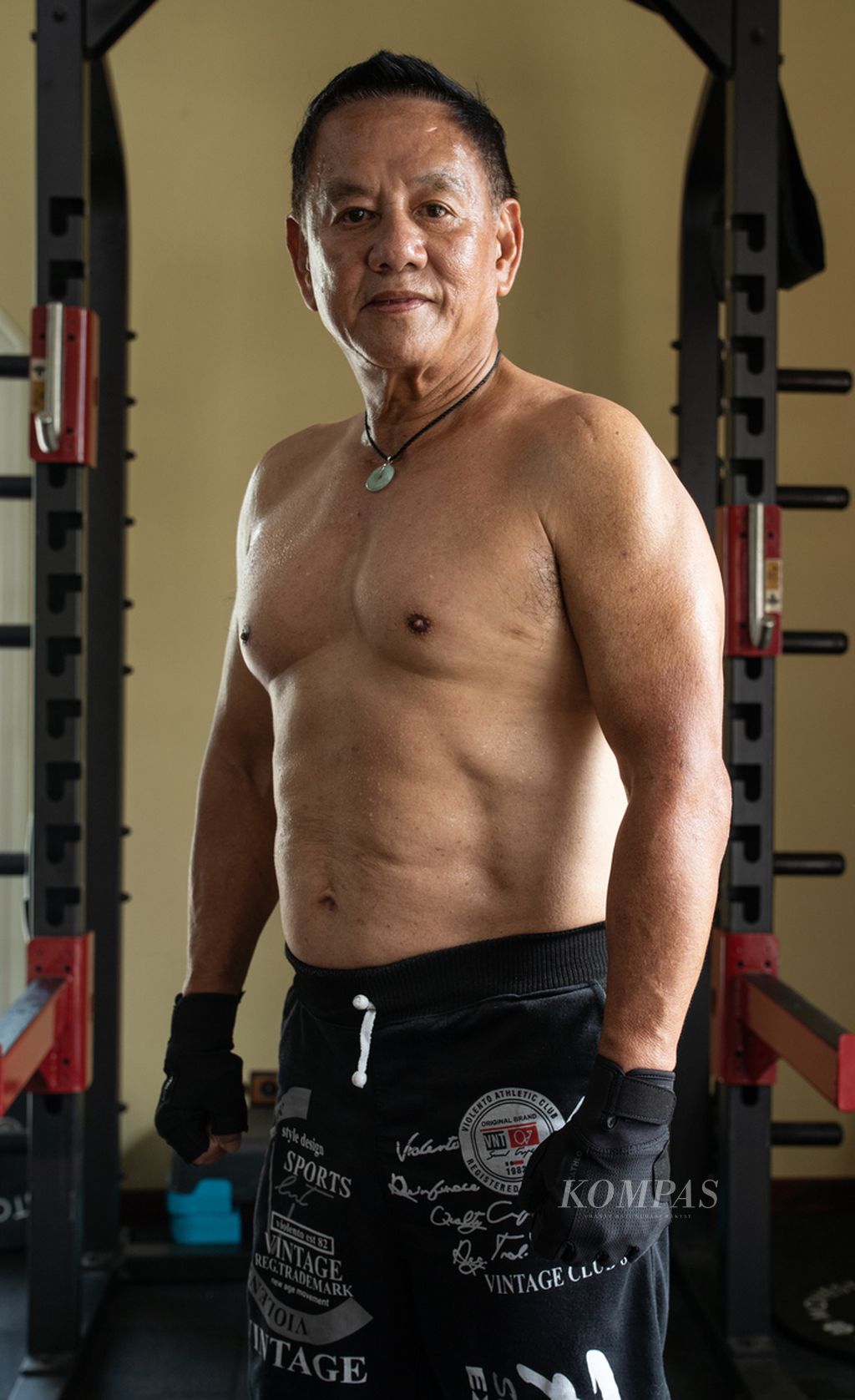 Usia Au Bintoro telah mencapai 70 tahun pada 2022. Pada usia itu, otot lengan dan perutnya masih kencang berkat olahraga gim secara rutin.