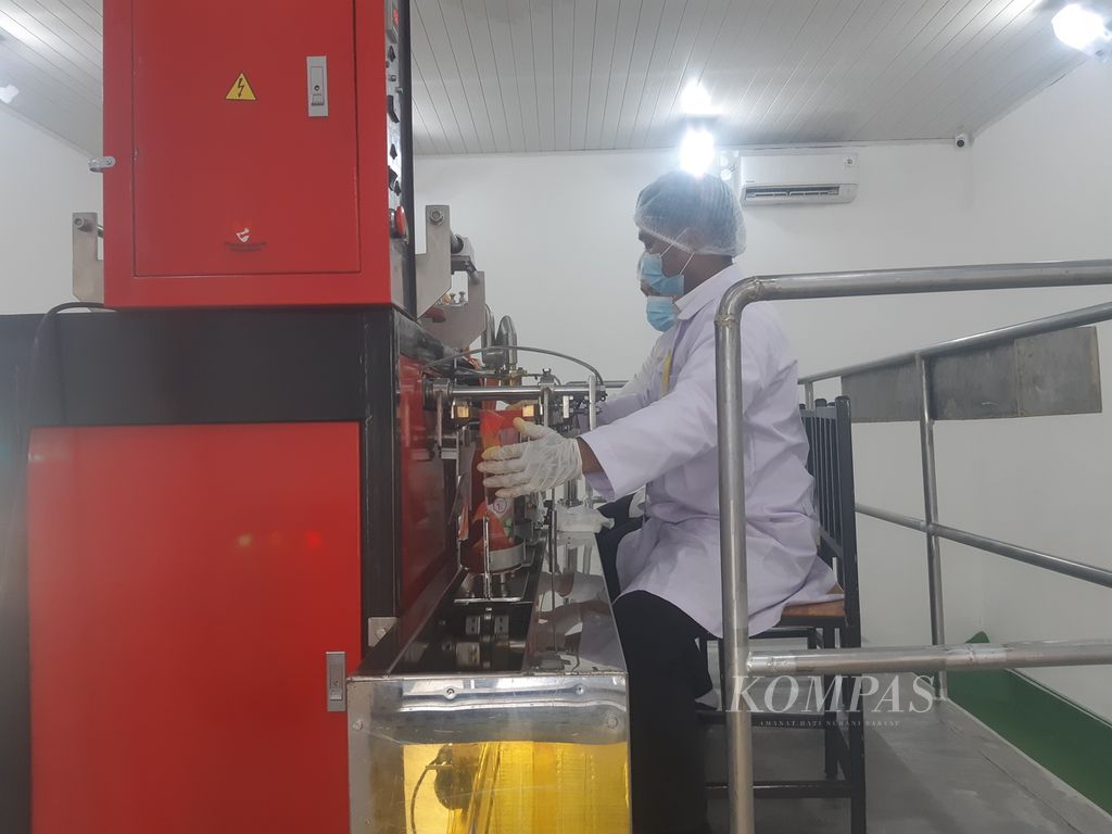 Pekerja beraktivitas di pabrik minyak makan merah pertama di Indonesia yang baru diresmikan Presiden Joko Widodo, di Kecamatan Pagar Merbau, Kabupaten Deli Serdang, Sumatera Utara, Kamis (14/3/2024).