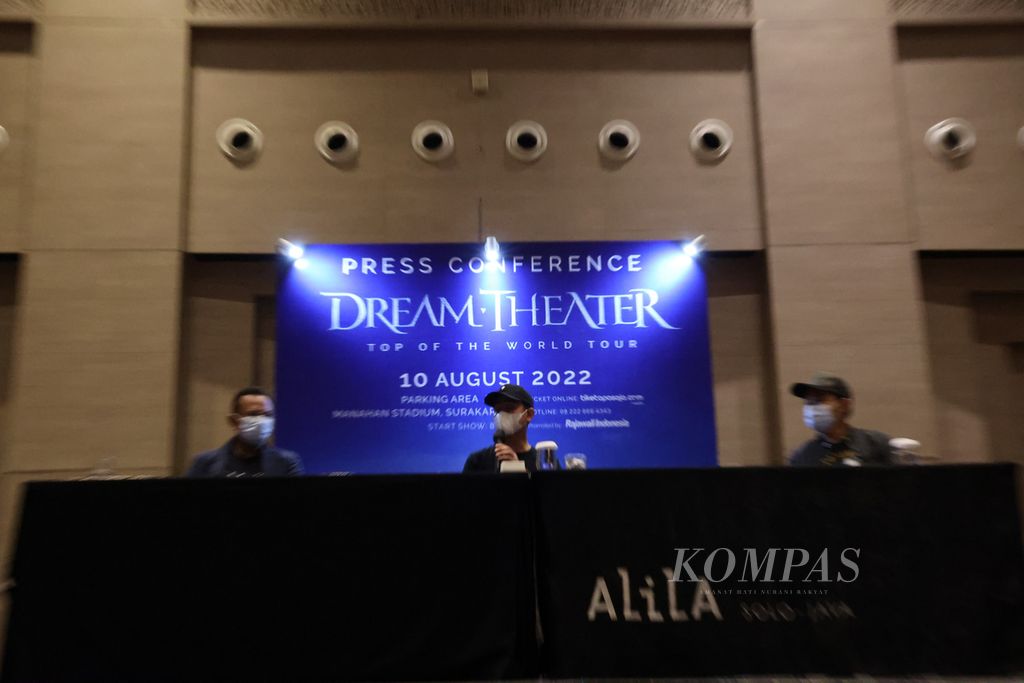 Wali Kota Surakarta Gibran Rakabuming Raka (bertopi) menyampaikan penjelasan saat acara konferensi pers tentang rencana konser grup musik Dream Theater di Hotel Alila, Surakarta, Jawa Tengah, Rabu (29/6/2022).