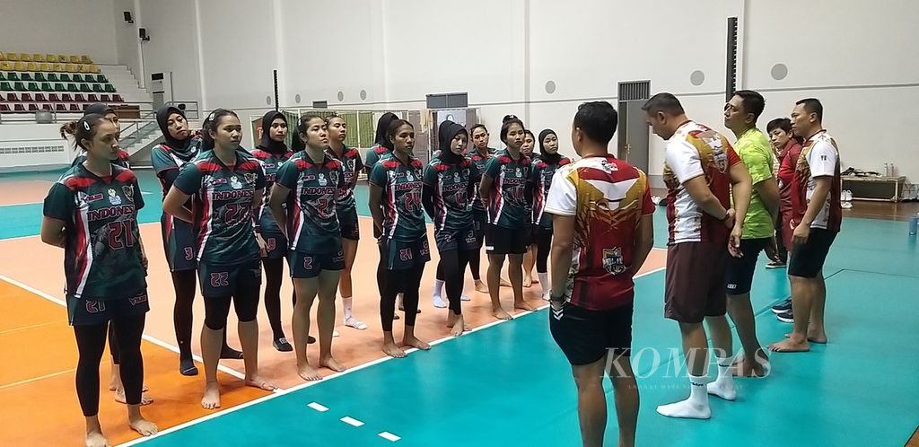 Tim nasional bola voli putri mendengarkan arahan pelatih Alim Suseno usai latihan di Padepokan Bola Voli Jenderal Polisi Kunarto, Sentul, Bogor, Jumat (5/5/2023).
