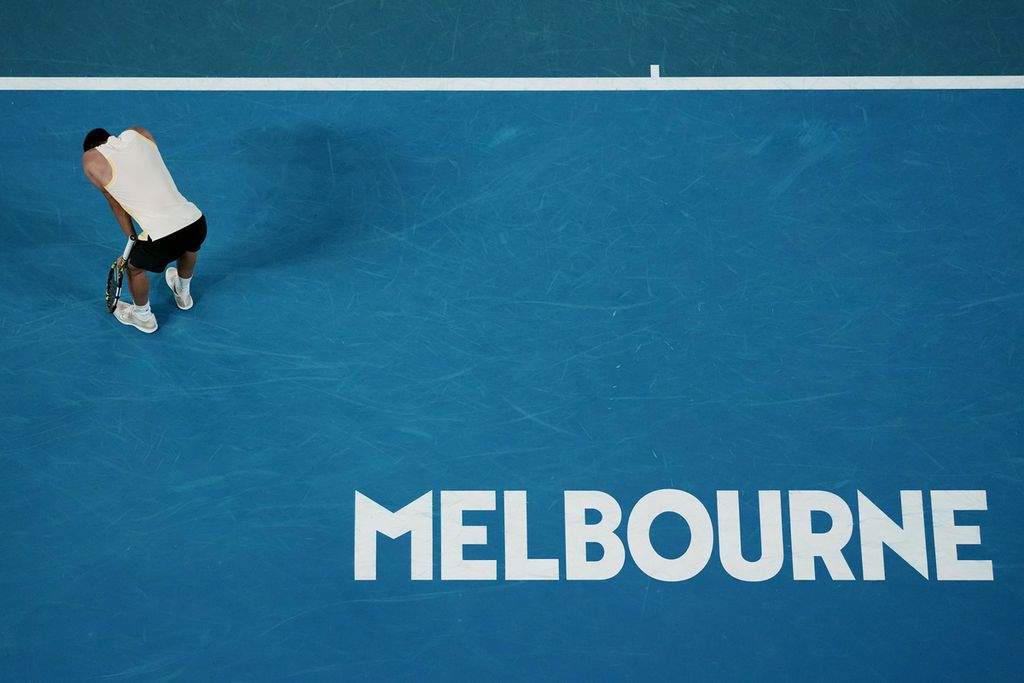 Reaksi petenis Spanyol Carlos Alcaraz setelah kalah dari petenis Jerman Alexander Zverev pada laga perempat final Australia Terbuka di Melbourne Park, Melbourne, Australia, Kamis (25/1/2024). Alcaraz kalah dengan skor 1-6, 3-6, 7-6(2), 4-6.