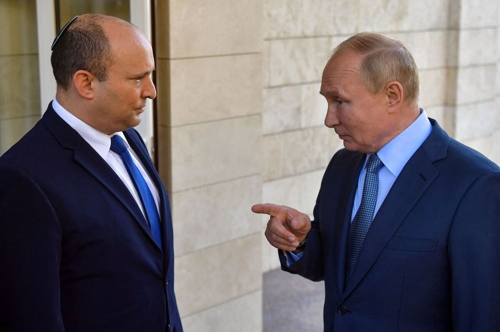 Foto tanggal 22 Oktober 2021 ini menunjukkan Presiden Rusia Vladimir Putin (kanan) berbicara dengan Perdana Menteri Israel Naftali Bennett dalam pertemuan keduanya di Sochi, Rusia.
