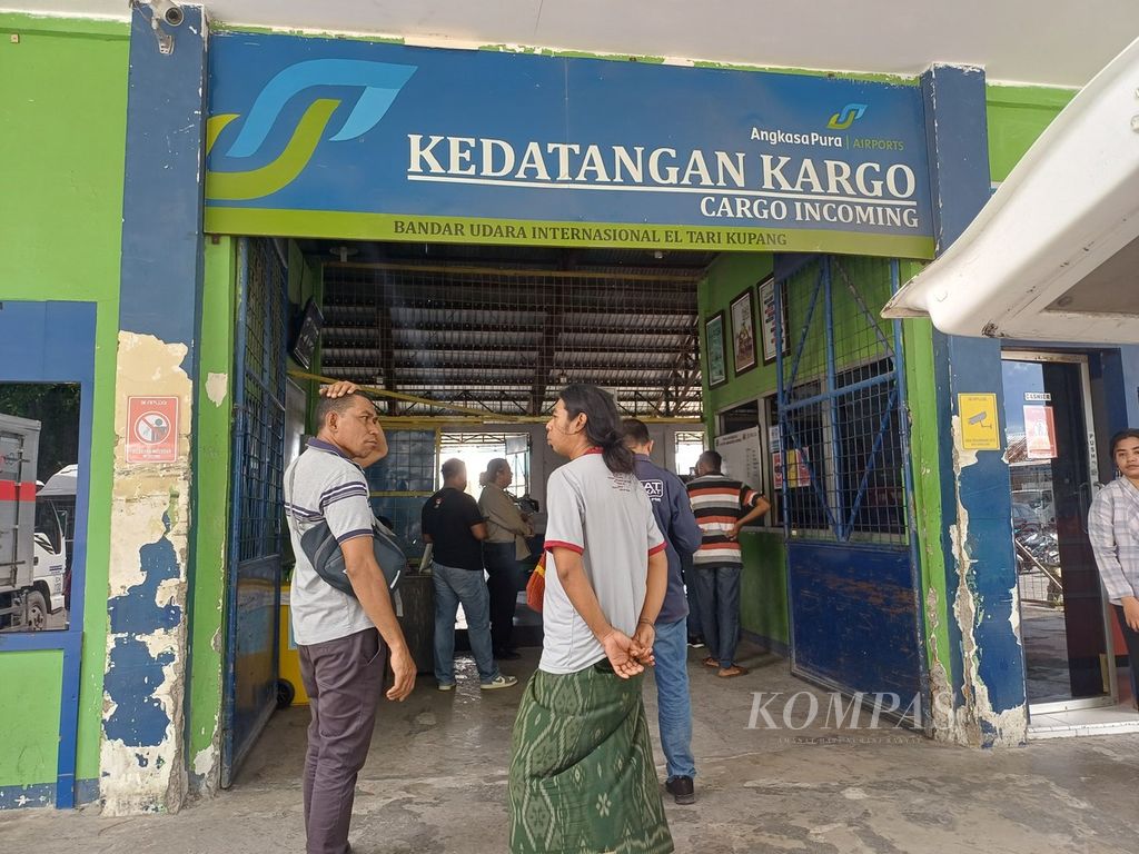 Kargo Bandara El Tari Kupang, Sabtu (30/12/2023). Melalui kargo ini, 151 jenazah pekerja migran ilegal asal NTT tiba dari luar negeri.