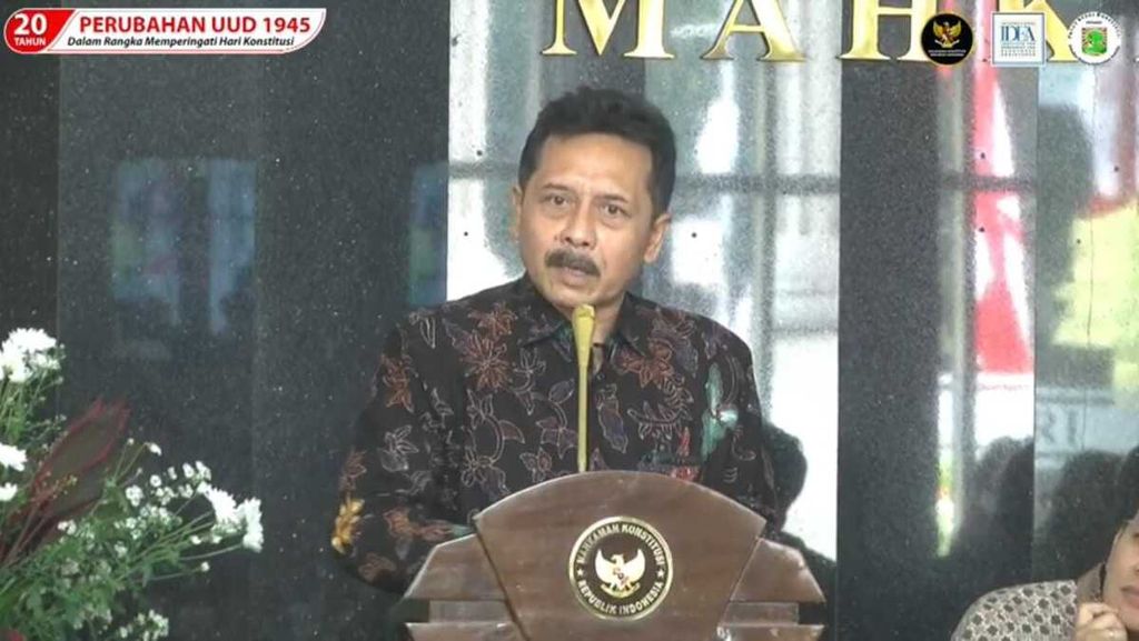 Mantan Hakim Konstitusi I Dewa Gede Palguna mengisahkan proses amandeman konstitusi dan peran MK yang penting dalam menjaga demokrasi konstitusional di Indonesia dalam peringatan hari konstitusi di gedung MK, Kamis (18/8/2022)