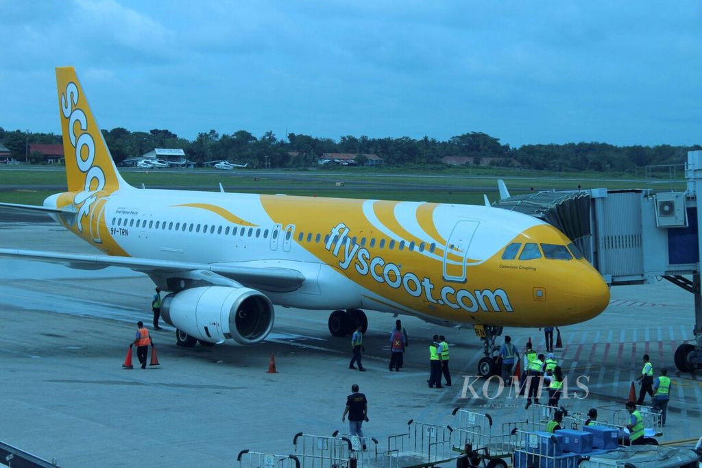 Maskapai Scoot saat melakukan penerbangan perdana di Bandara Sultan Mahmud Badaruddin II, Palembang, menuju Singapura.
