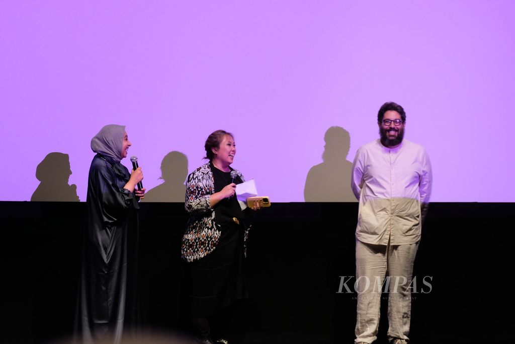 Suasana pembukaan Madani International Film Festival (MIFF) 2023 di Jakarta, Sabtu (7/10/2023). Sineas asal Palestina, Mohanad Yaqubi (kanan), diundang untuk membuka festival ini bersama Board MIFF 2023, Inayah Wahid (tengah), dan Sakdiyah Ma'ruf (kiri).