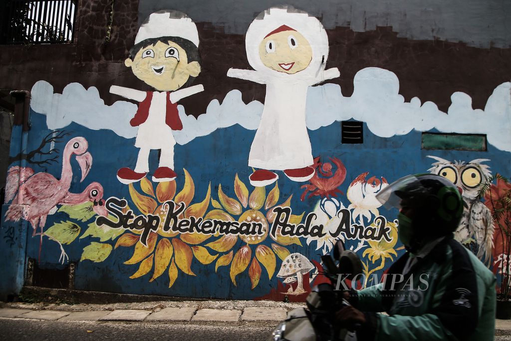  Child protection campaign mural on the walls of residents' houses in the Cinere area, Depok, West Java, Monday (20/7/2020).