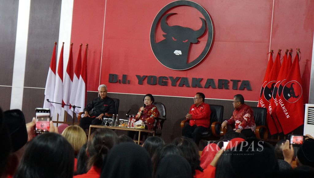 Ketua Umum PDI-Perjuangan Megawati Soekarnoputri (kedua dari kiri) menyapa para kadernya sewaktu berkunjung di Kantor DPD PDI-Perjuangan Daerah Istimewa Yogyakarta, Kota Yogyakarta, Daerah Istimewa Yogyakarta, Selasa (22/8/2023). Dalam kunjungan itu, ia didampingi pula oleh bakal calon presiden PDI-Perjuangan Ganjar Pranowo dan Sekretaris Jenderal PDI-Perjuangan Hasto Kristiyanto.