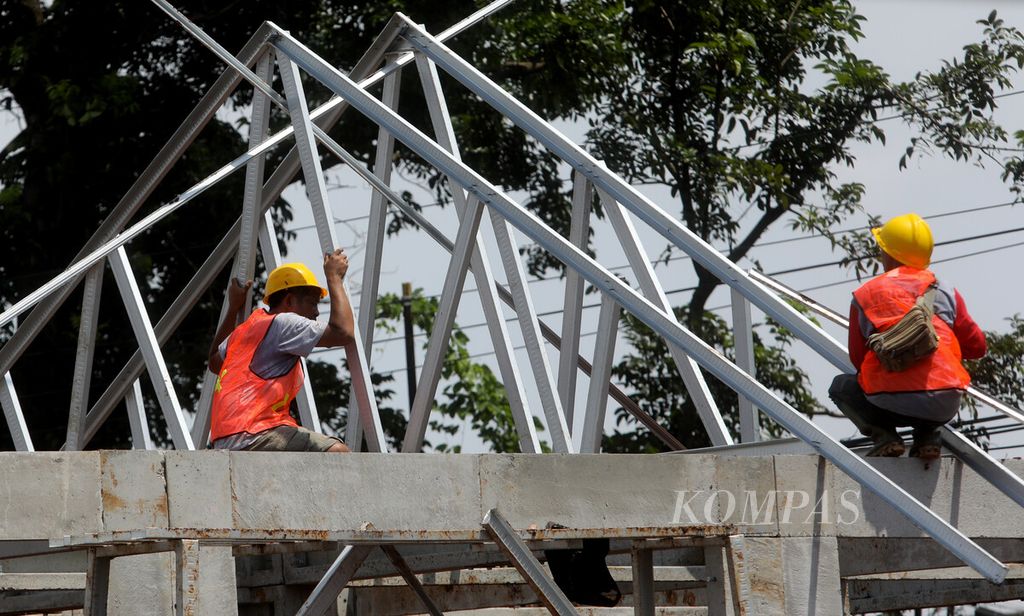 Pekerja memasang konstruksi kuda-kuda atap dari baja ringan saat pembangunan konstruksi modul rumah tahan gempa dengan teknologi panel struktur Risha (rumah instan sederhana sehat) di Desa Sirnagalih, Kecamatan Cilaku, Kabupaten Cianjur, Jawa Barat, Senin (5/12/2022). 