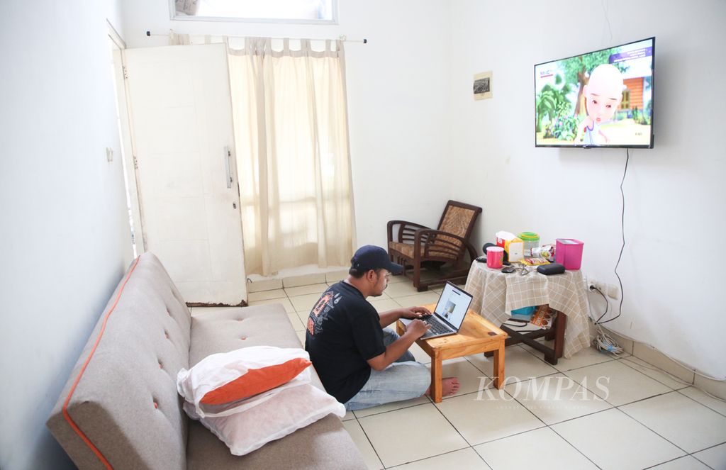 Herka, karyawan swasta, bekerja dari rumahnya di Keranggan, Setu, Tangerang Selatan, Banten, Kamis (23/3/2023). Herka mengakui merasa berjodoh membeli rumah yang ia tempati sekarang setelah mencari ke sejumlah tempat. Ia membeli rumah itu pada 2018 ketika masih lajang. Kini rumah itu menjadi tempat tinggalnya bersama sang istri yang ia nikahi pada Desember 2022. 