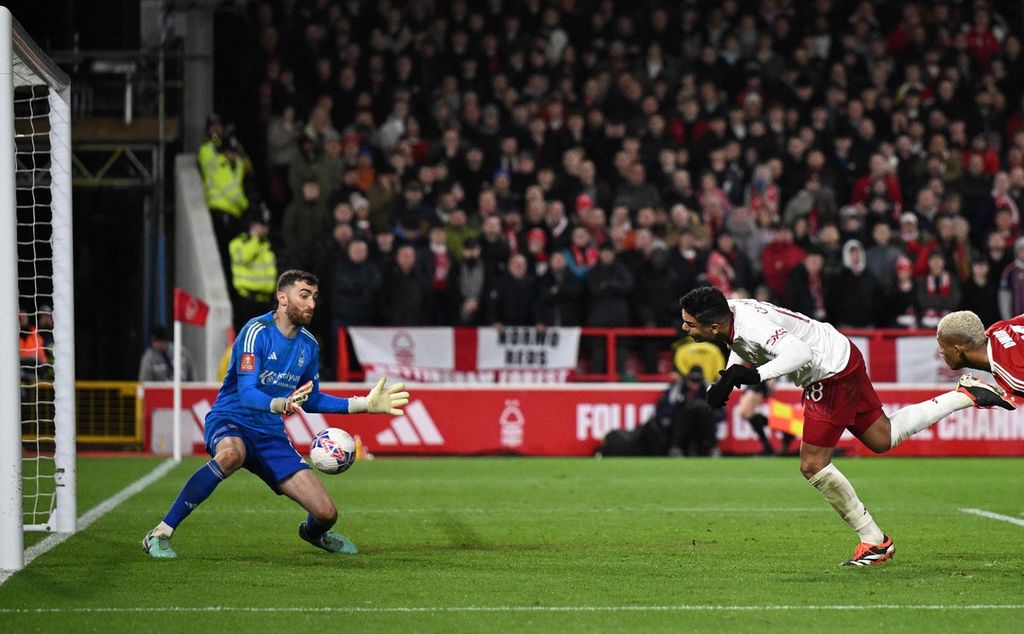 Gelandang Manchester United, Casemiro, mencetak gol ke gawang Nottingham Forest, Kamis (29/2/2024) dini hari WIB. 
