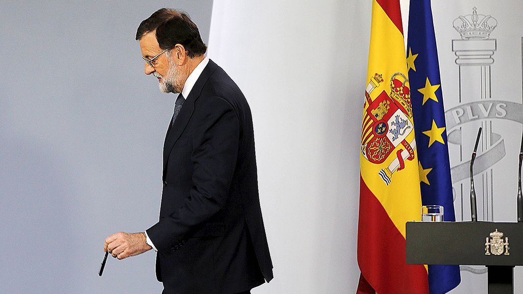 Perdana Menteri Spanyol Mariano Rajoy meninggalkan podium setelah memberikan pernyataan di kediaman resminya di Istana Moncloa, Madrid, Rabu (11/10). Menurut Rajoy, kabinet yang dipimpinnya sepakat untuk meminta konfirmasi pemerintah Catalonia, apakah mereka mendeklarasikan kemerdekaan atau tidak.