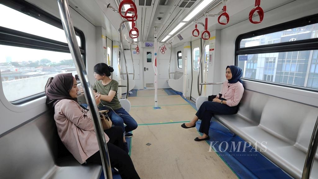 Awak media dan penggiat media sosial mencoba kereta ringan (<i>light rail transit</i>/LRT) Jakarta rute Velodrome-Kelapa Gading dari Stasiun Velodrome, Rawamangun, Jakarta Timur, Senin (25/2/2019).