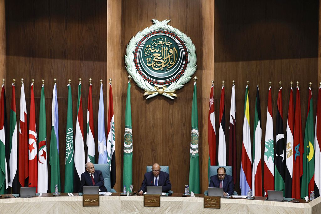 Menteri Luar Negeri Mesir Sameh Shoukry (tengah), Sekjen Liga Arab Ahmed Aboul Gheit (kiri), dan Asisten Sekjen Liga Arab Hossam Zaki (kanan) memimpin pertemuan para menteri luar negeri organisasi itu di Kairo, Mesir, Minggu (7/5/2023). 