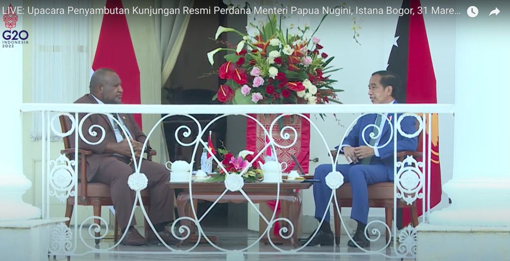 Presiden Joko Widodo bersama Perdana Menteri Papua Niugini James Marape dalam perbincangan di <i>veranda </i>di Istana Kepresidenan Bogor, Kamis (31/3/2022). 