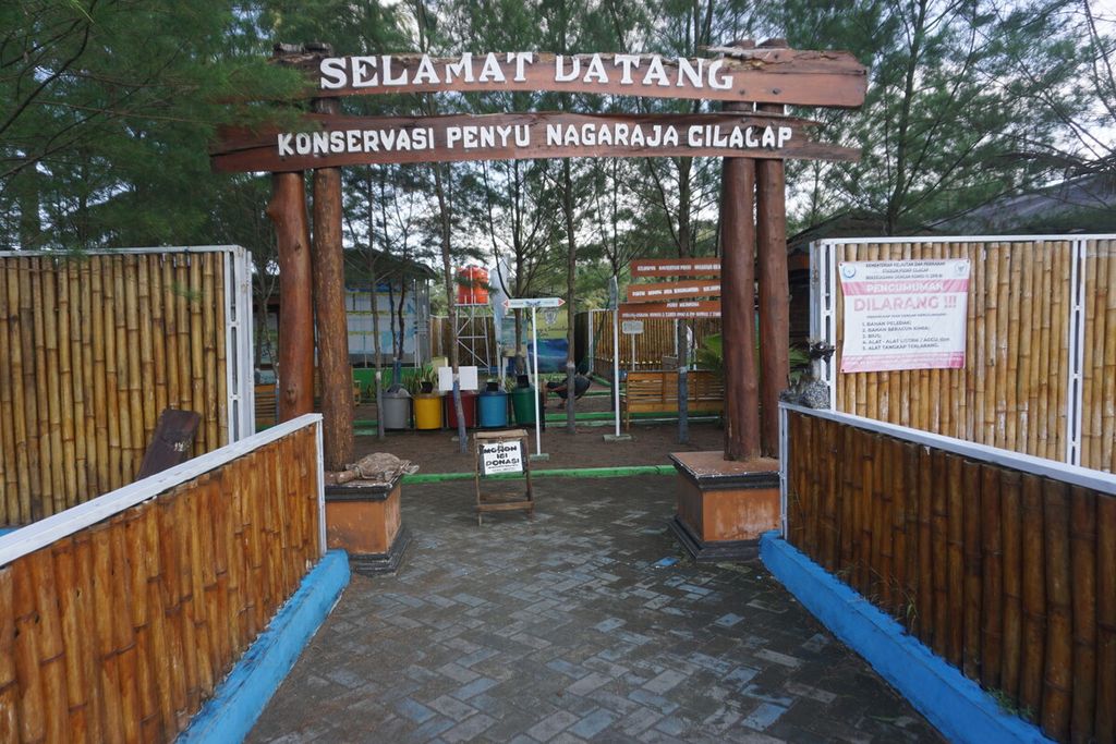 Kotak donasi di pintu masuk Konservasi Penyu Nagaraja Cilacap, Jawa Tengah, Minggu (2/7/2023).