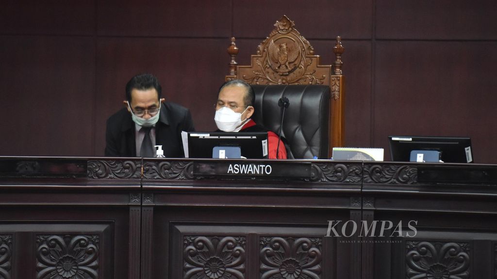 Wakil Ketua Mahkamah Konstitusi (MK) Aswanto bersiap memimpin jalannya sidang Pengujian Formil dan Materiil Undang-Undang No 2 Tahun 2020 di Ruang Sidang Pleno, Gedung MK Jakarta, Rabu (15/7/2020). 