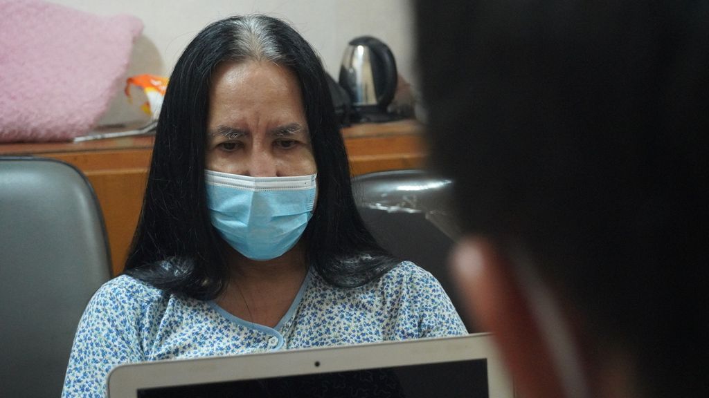 The suspect in the breast filler injection case, Rwinay Rudi (54) alias Windi, was questioned by investigators from the West Jakarta Tamansari Metro Police on Friday (18/3/2022).