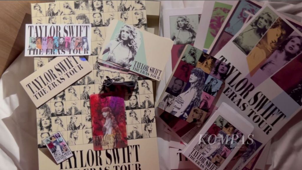 Isi kotak kenang-kenangan bagi penonton konser Taylor Swift di Singapura pada Maret 2024