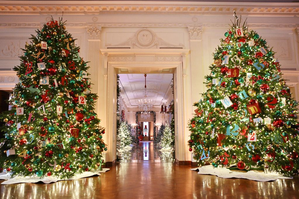 Pohon natal terpasang di Ruang Timur menghadap ke Cross Hall di Gedung Putih di Washington DC, Amerika Serikat, pada 27 November 2023. 