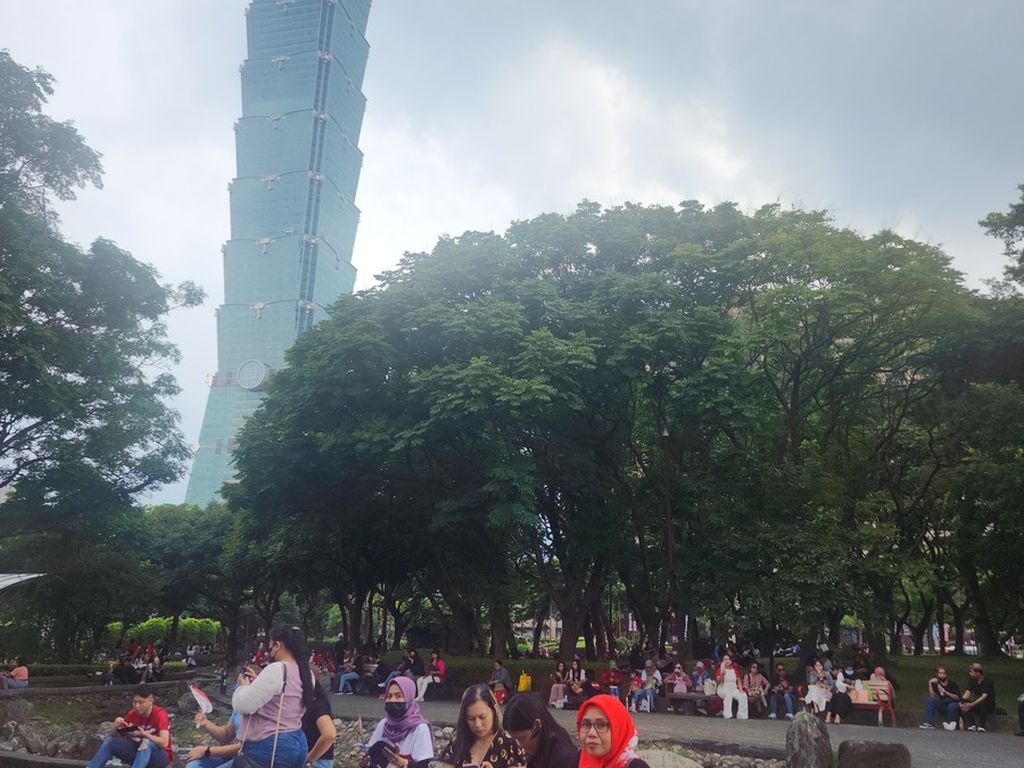 Pekerja migran Indonesia di Pesta Rakyat dalam rangka memperingati HUT Ke-78 RI di Taipei City Hall, Taiwan, Minggu (20/8/2023). 