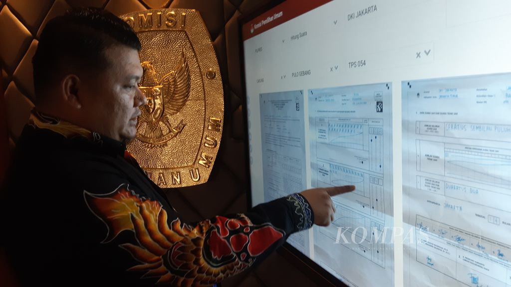 Ketua KPU Jakarta Timur Tedi Kurnia menunjukkan data rekapitulasi di TPS 54, Kelurahan Pulogebang, Kecamatan Cakung, Jakarta Timur, Kamis (15/2/2024). Dia menegaskan, kekeliruan memasukkan data bukanlah kesengajaan. 
