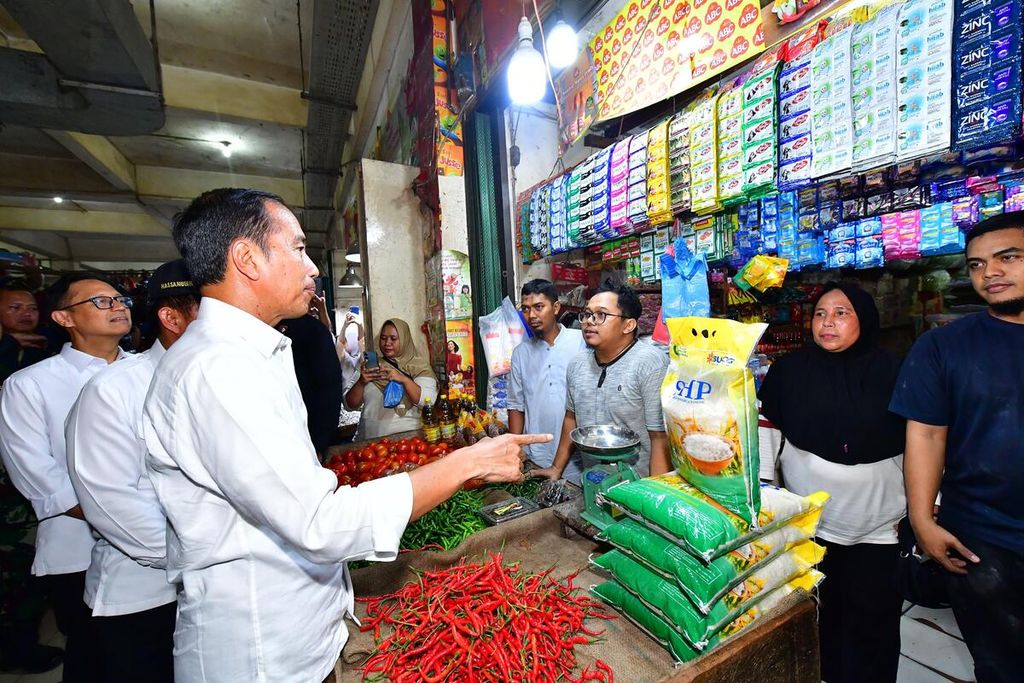 Presiden Joko Widodo mengunjungi Pasar Gelugur di Rantauprapat, Kabupaten Labuhanbatu, Provinsi Sumatera Utara, Jumat (15/3/2024) siang. Pedagang pun sempat meminta pasokan beras ditingkatkan supaya harga lebih stabil, 
