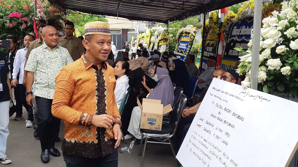 Menteri Energi dan Sumber Daya Mineral (ESDM) Bahlil Lahadalia mendatangi rumah duka tempat jasad almarhum ekonom senior Faisal Basri disemayamkan, di kawasan Tebet, Jakarta Selatan, Kamis (5/9/2024).