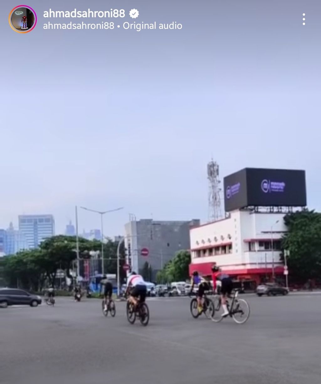 Tangkapan layar rekaman kecelakaan sepeda di Harmoni, Jakarta Pusat, Sabtu (5/11/2022).