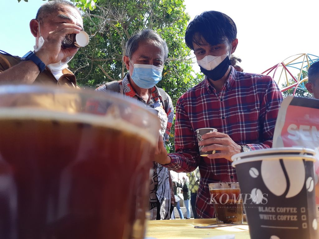Sejumlah pengunjung mencicipi kopi asal Sumsel di Taman Wisata Kerajaan Sriwijaya, Senin (27/9/2021). Kegiatan seperti ini diharapkan dapat mempromosikan kopi Sumsel di tingkat domestik hingga internasional.