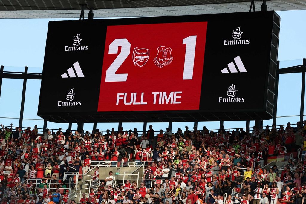 Papan skor menunjukkan hasil akhir pertandingan pekan terakhir Liga Inggris antara Arsenal dan Everton di Stadion Emirates, London, Minggu (19/5/2024). Arsenal mengalahkan Everton dengan skor 2-1. 