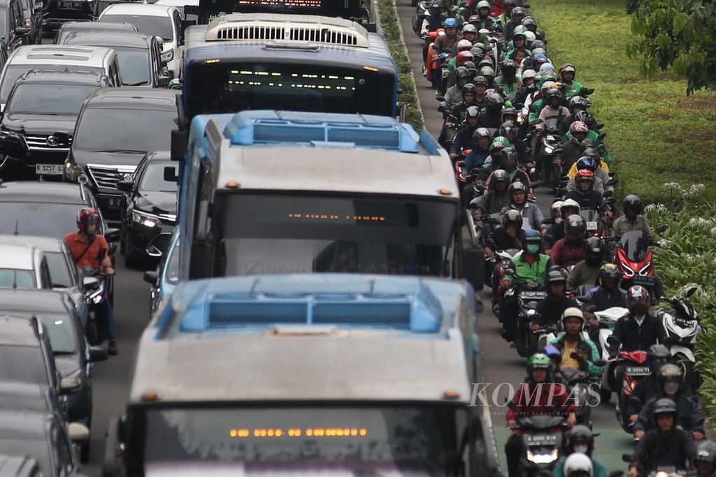 Pengendara bermotor yang tak sabar menghadapi kemacetan menggunakan jalur pesepeda untuk menghindari kemacetan lalu lintas di Jalan Jenderal Sudirman, Jakarta, saat jam pulang kerja, Rabu (13/3/2024).