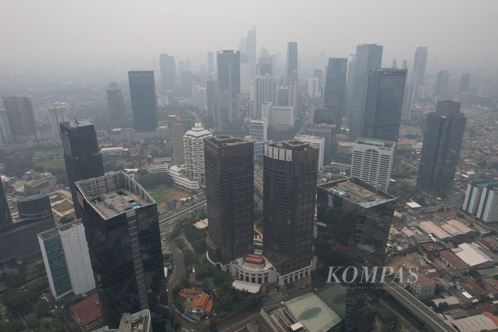 Foto udara deretan gedung pencakar langit di kawasan Kuningan, Jakarta, Senin (7/8/2023). 