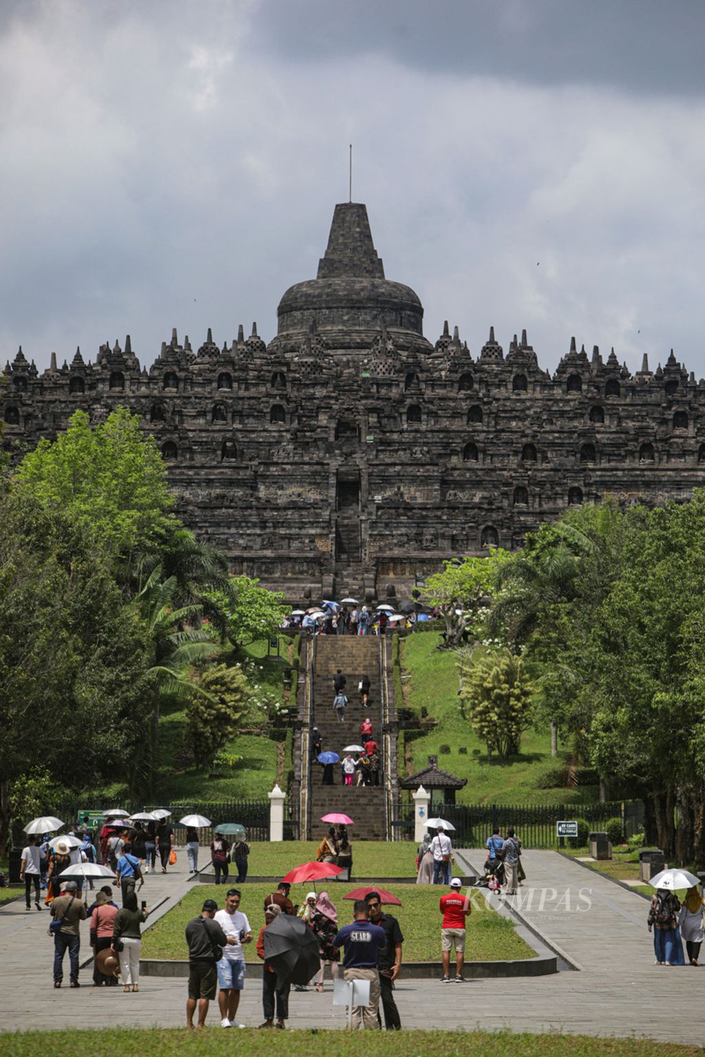 Wisatawan berkunjung dan melihat kemegahan Candi Borobudur di Magelang, Jawa Tengah, Sabtu (12/11/2022). Jumlah wisatawan di Candi Borobudur dibatasi hanya 1.200 setiap hari. Hal ini sebagai upaya pelestarian bangunan candi dengan pembatasan pengunjung.