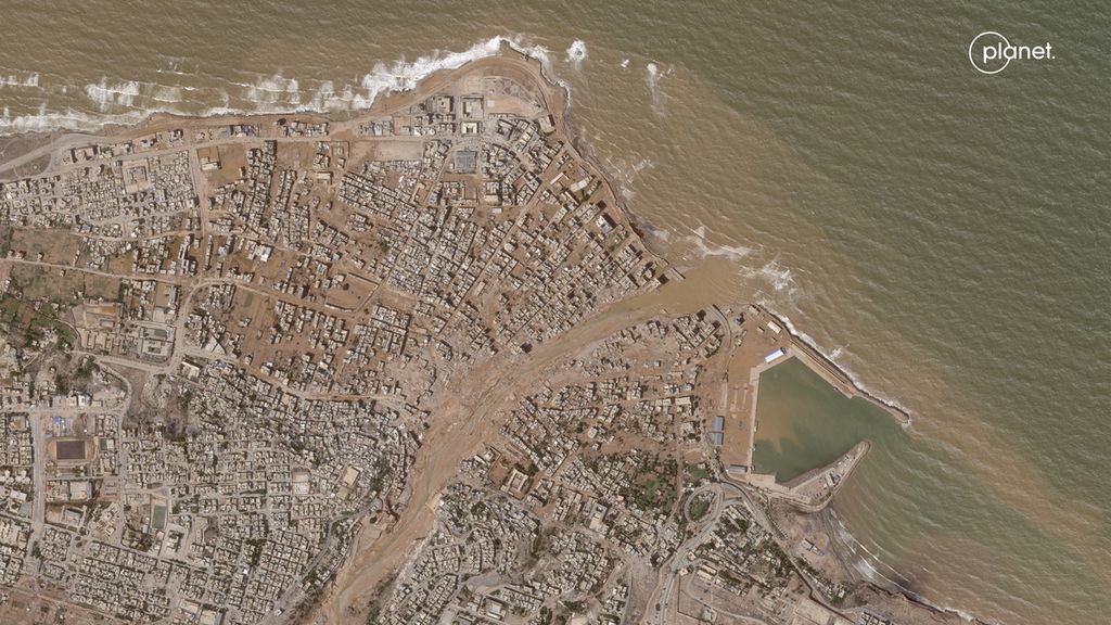 Gambar satelit yang dirilis pada 12 September 2023 oleh Planet Labs PBC ini menunjukkan pemandangan udara kota Derna setelah banjir bandang. 