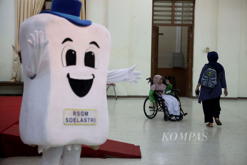 Murid berkebutuhan khusus menunggu giliran mengikuti kegiatan pemeriksaan kesehatan gigi dan mulut di Yayasan Pembinaan Anak Cacat (YPAC) Prof Dr Soeharso, Surakarta, Jawa Tengah, Rabu (11/1/2023). 