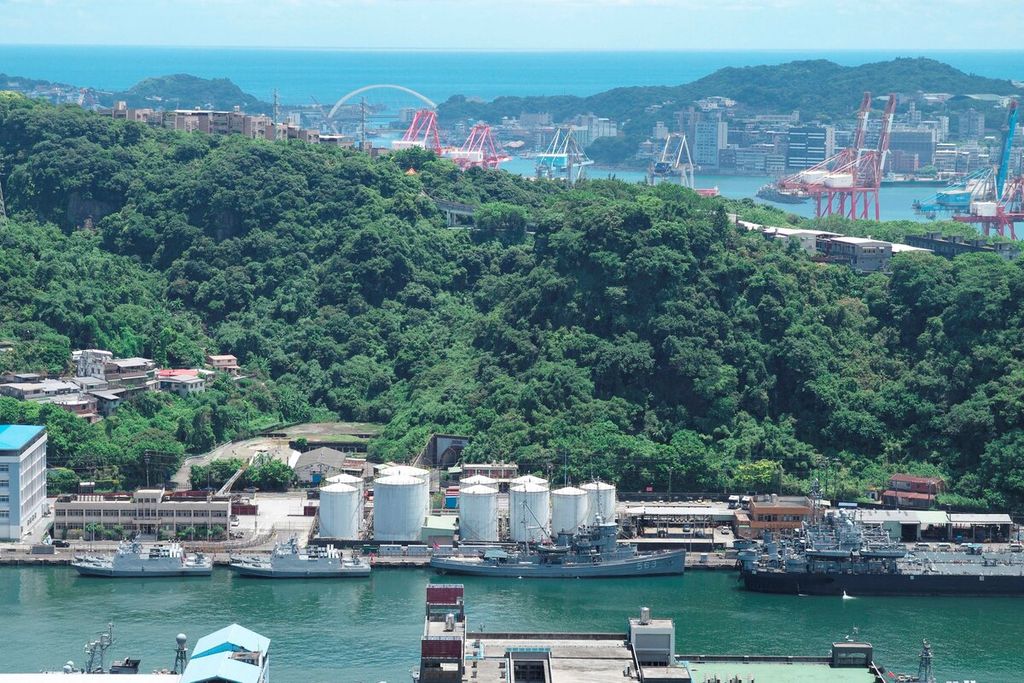 An aerial view shows Taiwanese navy ships (foreground) in Keelung harbour on August 4, 2022, as China held military exercises encircling Taiwan. - China's largest-ever military exercises encircling Taiwan kicked August 4, in a show of force straddling vital international shipping lanes after a visit to the island by US House Speaker Nancy Pelosi.