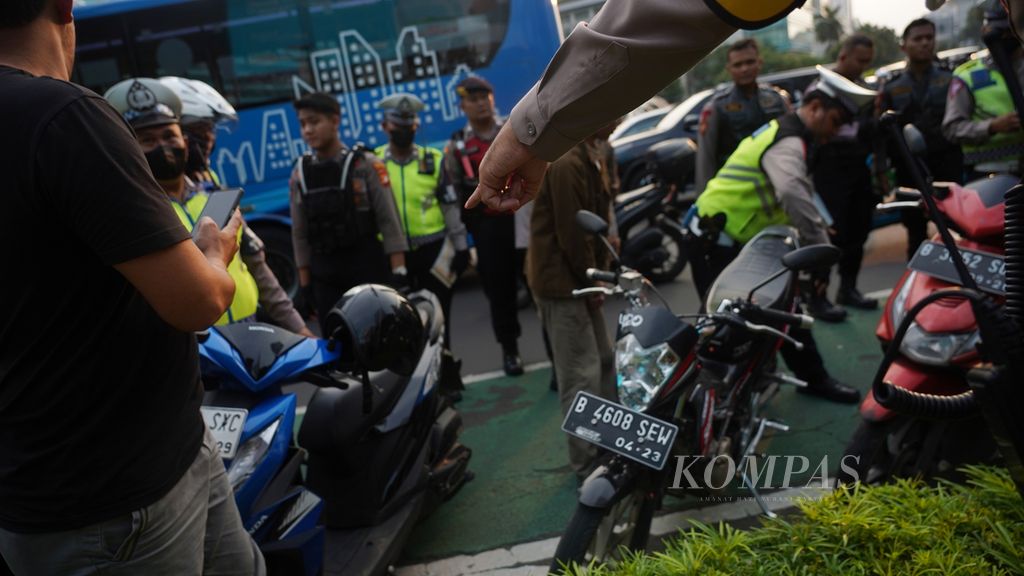 Polisi melakukan razia terhadap remaja yang berkonvoi kendaraan menjelang waktu berbuka puasa yang melintas di kawasan Bundaran Hotel Indonesia, Jakarta, Selasa (2/4/2024). 
